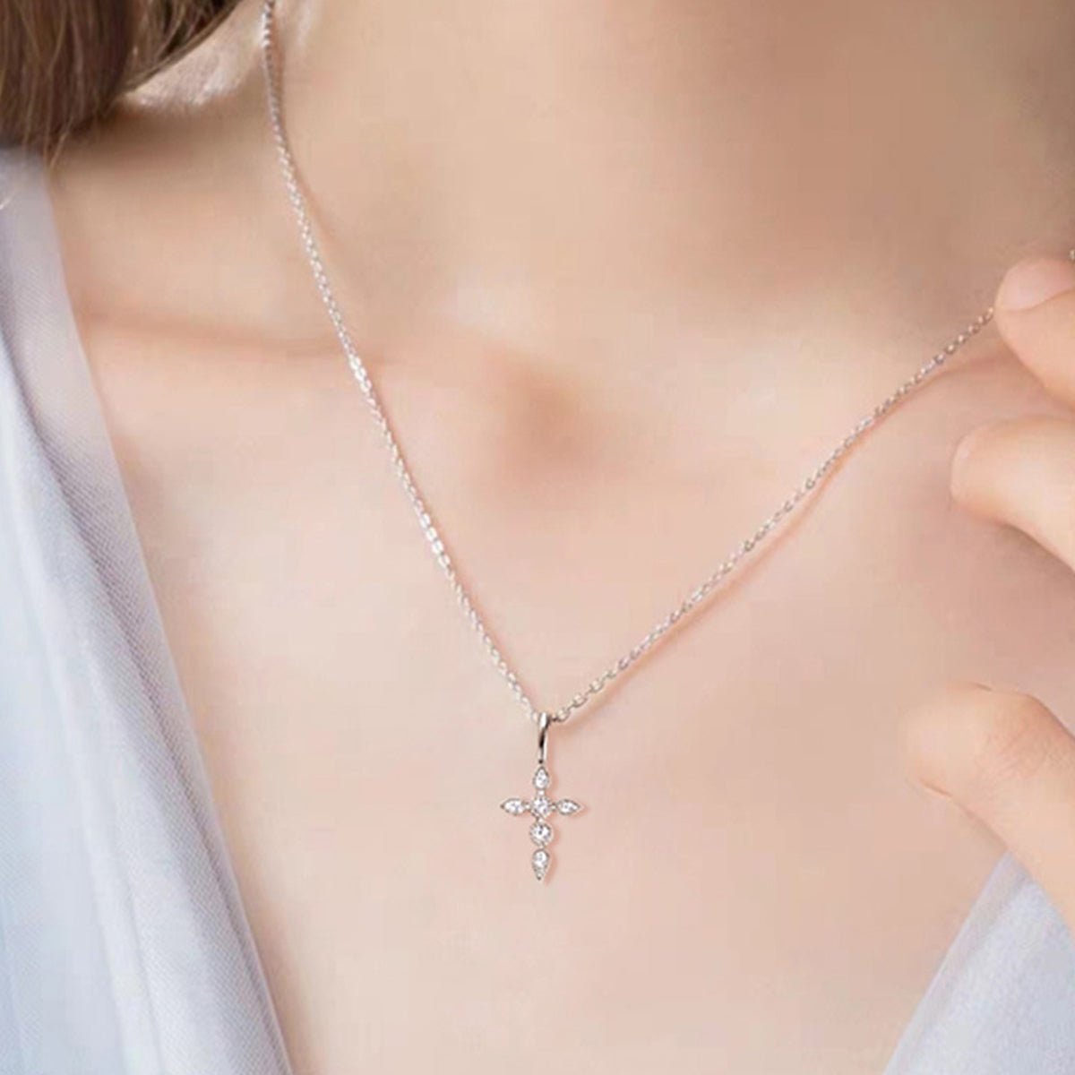 925 Sterling Silver Moissanite Cross Pendant Necklace elegants